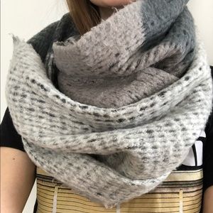 UBRAN OUTFITTERS KNIT INFINITY SCARF
